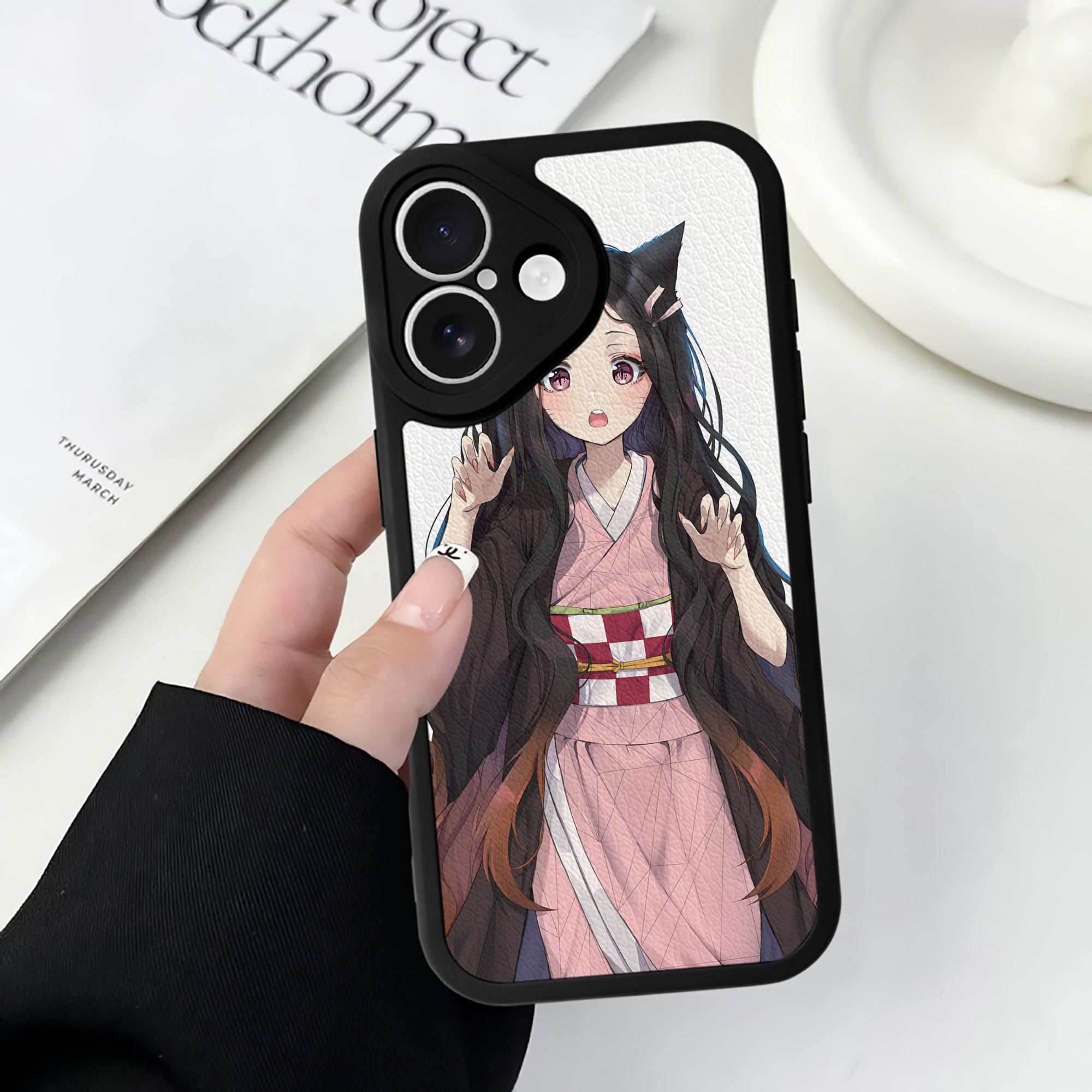 （画像用） 鬼滅の刃（きめつのやいば）竈門 禰󠄀豆子／かまど ねずこ Kamado Nezuko 【iPhone 16シリーズ対応】シリコンスマホケース（レザー調） 材質：シリコン